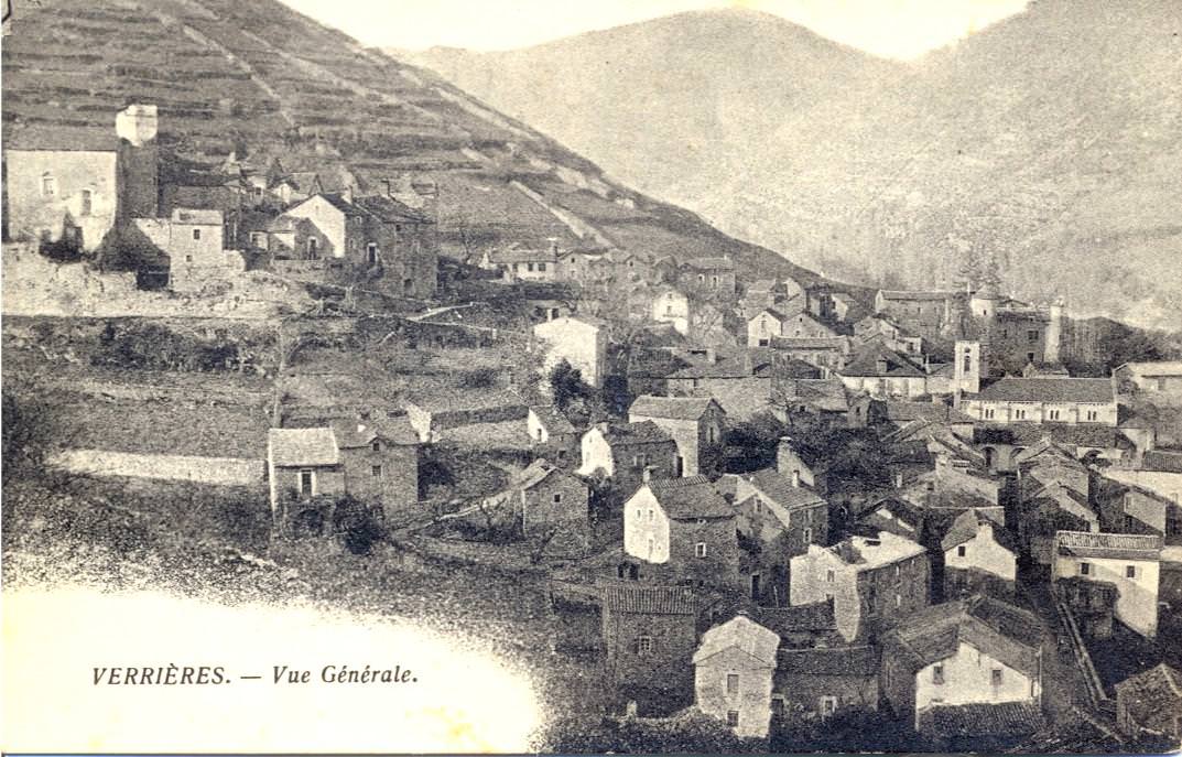 Ancienne carte postale sur laquelle on voit le bâti du château pas totalement détruit.